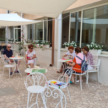 ampio cortile in liguria vacanze per anziani