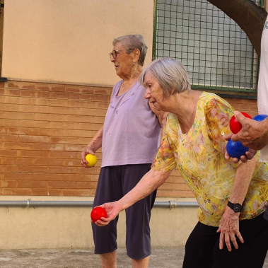 anziani che giocano a bocce in liguria soggiorno assistito