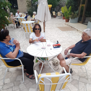 giardino anziani che giocano a carte