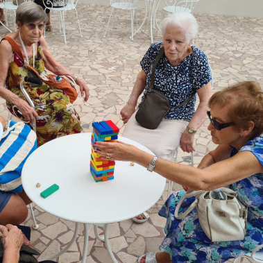 jenga il gioco per anziani fatto nei soggiorni terza eta