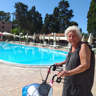 signora contenta a bordo piscina
