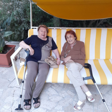 signore felici in vacanza