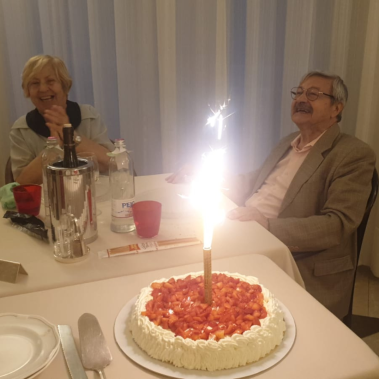 compleanno per anziani molto felici