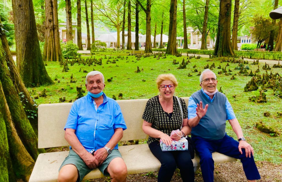 passeggiata e relax sulla panchina al parco termale di boario