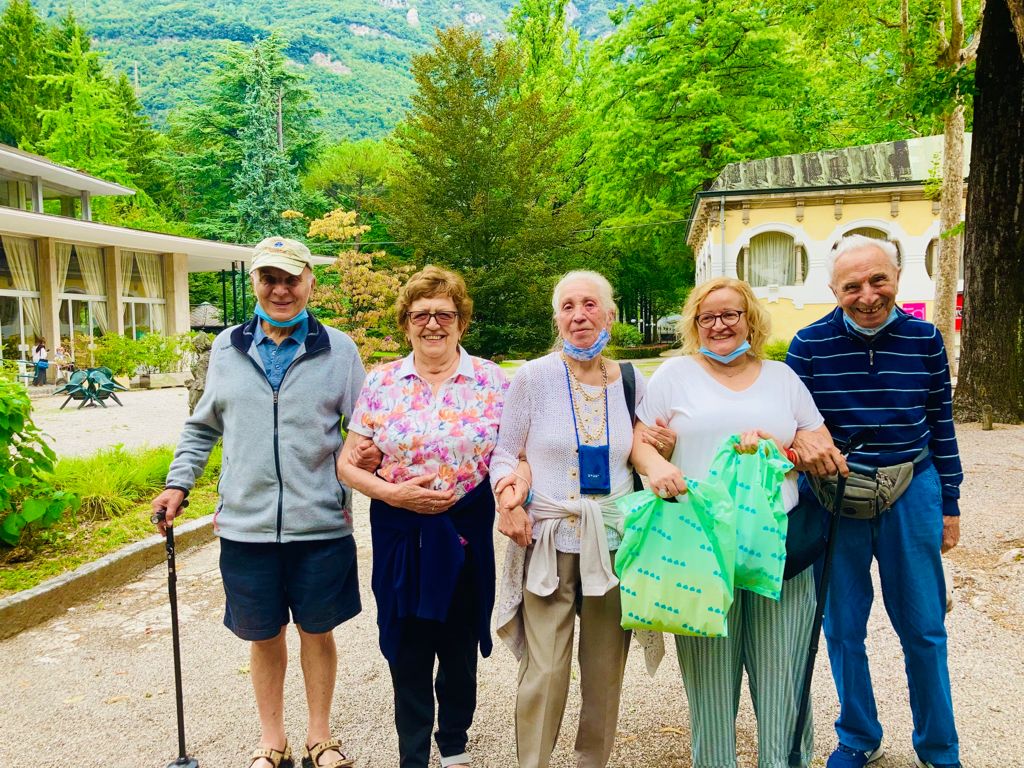 Anziani insieme al parco termale di boario