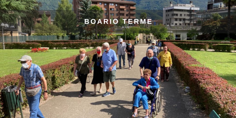 signori anziani passeggiata felici a boario terme