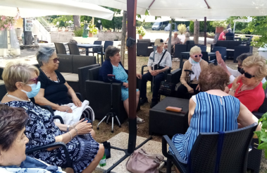 fiuggi fuori anziani socializzano