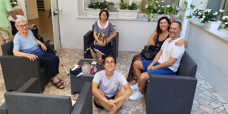 clienti e figli sorridenti e contenti