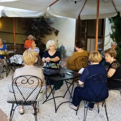 gruppo di turisti anziani a fiuggi