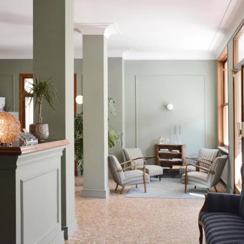 hall dell'hotel di fiuggi con comode poltrone per fare due chiacchiere