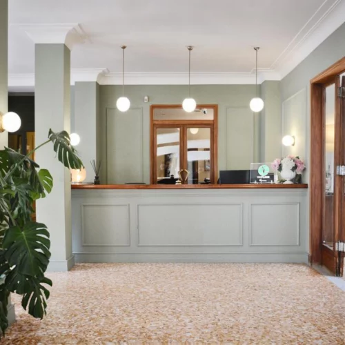 la reception dell'hotel di fiuggi la vacanza comincia qui