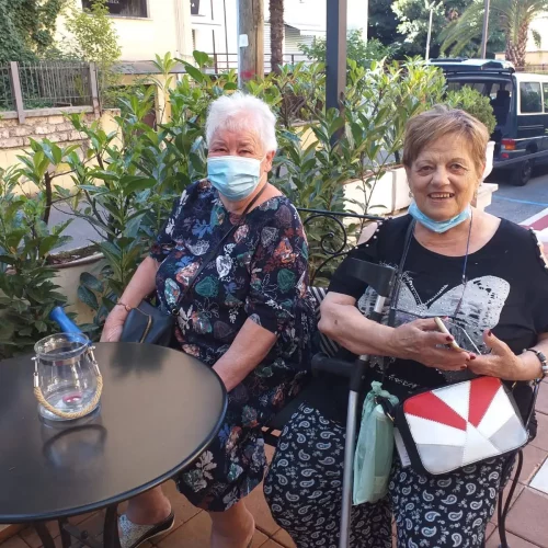 due signore contente nel dehors dell'hotel di fiuggi in vacanza con b&c travel