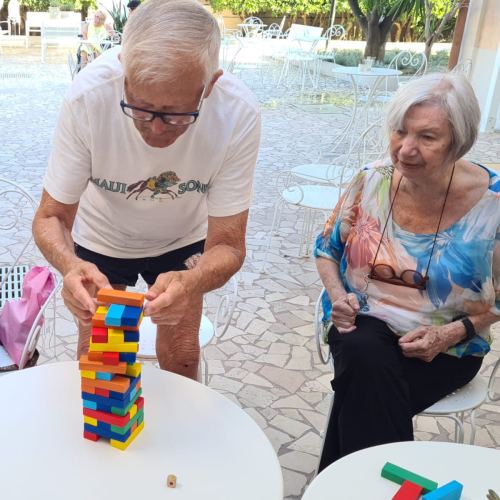 piemonte giochi di jenga tra clienti felici
