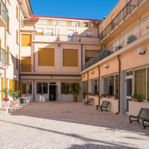 pietra ligure cortile
