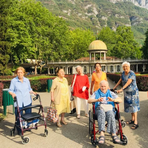 soggiorno-a-Boario-terme-gruppo-di-ospiti-anziani