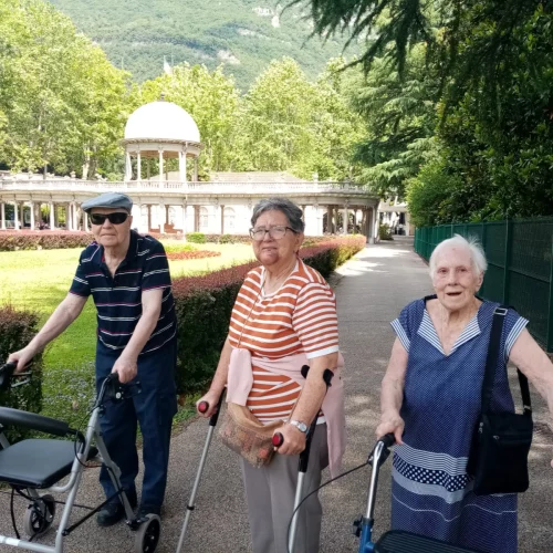 soggiorno-per-anziani-a-Boario-terme-passeggiata