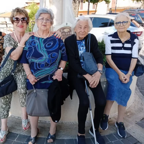 signore che si riposano dopo una passeggiata al fresco del parco termale di fiuggi